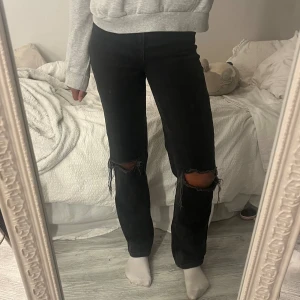 Madlady jeans - Svarta långa madlady jeans med hål (jag är 172 med långa ben) passar jätte bra men inte min stil längre 