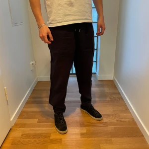 Marinblå linnebyxor - Säljer mina marinblå linnebyxor från HM. Bra skick! Nypris ca 600kr