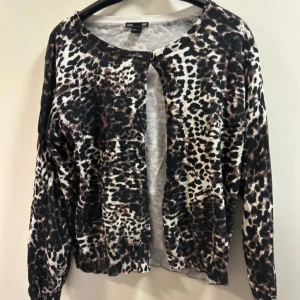 Leopard kofta  - Leopard kofta från H&M i storlek L men den passar både S och M💕