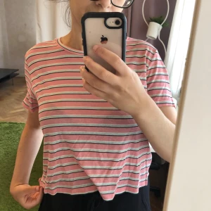  färgglad t-shirt - En i min mening söt t-shirt. Gott skick då den sällan har kommit till användning 