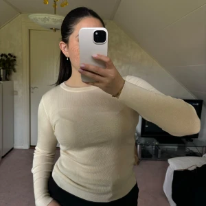 Stickad tröja - Långärmad tunn stickad tröja med tajt passform, supersnygg nu till höst både till vardags och till fest 💓🥰 Lappen är tyvärr bortklippt men skulle gissa på storlek L