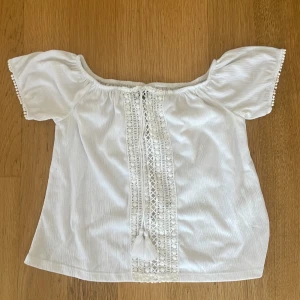 Vit blus  - Supersöt vit off shoulder blus, säljer för att den tyvärr är för liten för mig. Använd ett fåtal gånger och är fortfarande i bra skick:)
