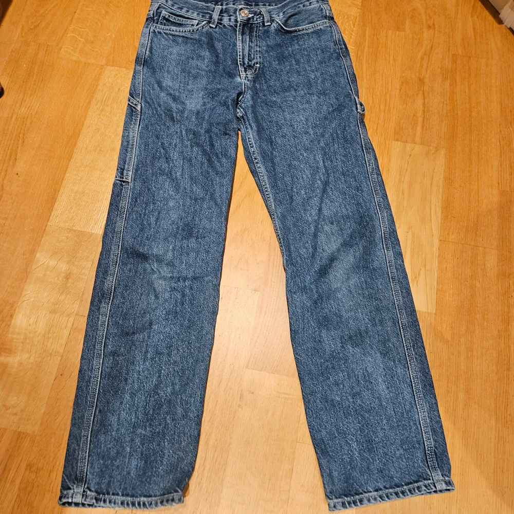 Säljer ett par klassiska blå jeans från Sweet SKTBS i storlek XS. Tveka inte att höra av er vid frågor. Jeans & Byxor.