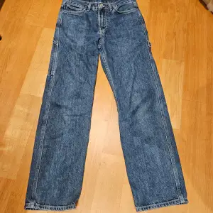 Säljer ett par klassiska blå jeans från Sweet SKTBS i storlek XS. Tveka inte att höra av er vid frågor