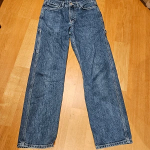 Blå jeans från Sweet SKTBS - Säljer ett par klassiska blå jeans från Sweet SKTBS i storlek XS. Tveka inte att höra av er vid frågor
