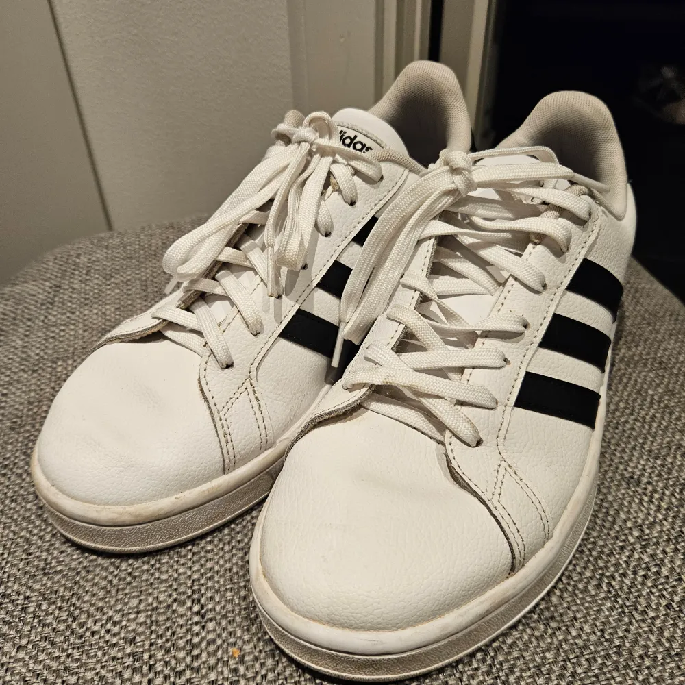 Säljer ett par klassiska vita Adidas sneakers i mycket bra skick. Perfekta för vardagsbruk och passar till det mesta i garderoben. Strl 41 1/3. Hör av er vid funderingar eller fler bilder. Kengät.