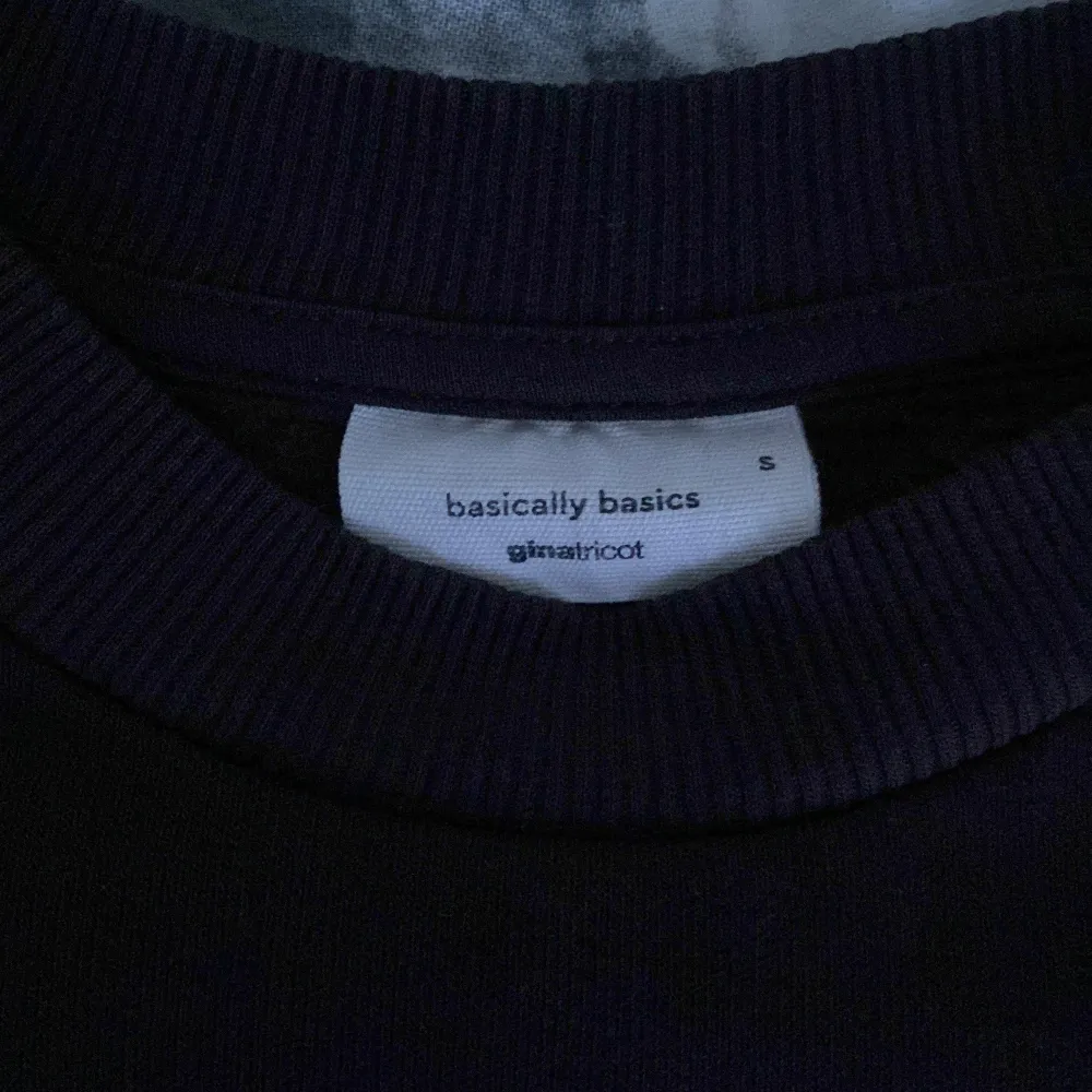 Säljer en brun sweatshirt från Gina Tricot, basically basics-kollektionen. Den är i storlek S och har en klassisk rund halsringning. Tröjan är långärmad med ribbade muddar vid ärmslut och nederkant. Perfekt för en avslappnad stil!. Neuletakit & Villapaidat.