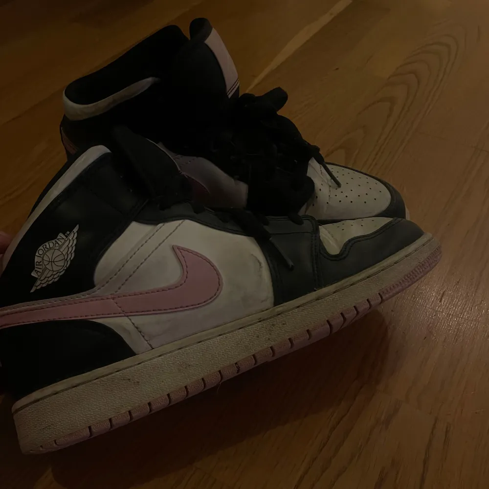 Säljer mina jordans i använt skick till billigt pris. Skorna går att tvättas av. Dom är i storlek 40.. Kengät.