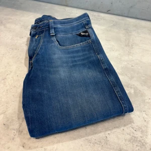 REPLAY ”ANBASS” JEANS - Replay anbass jeans i nästintill top skick  Inga defekter eller liknande!  Tveka inte på att höra av er! 