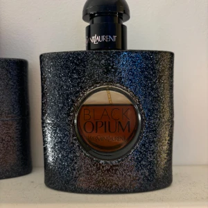 Black Opium Eau de Parfum från Yves Saint Laurent - Säljer en flaska Black Opium Eau de Parfum från Yves Saint Laurent. Flaskan är 50 ml Perfekt för den som älskar en djärv och mystisk doft. 💞