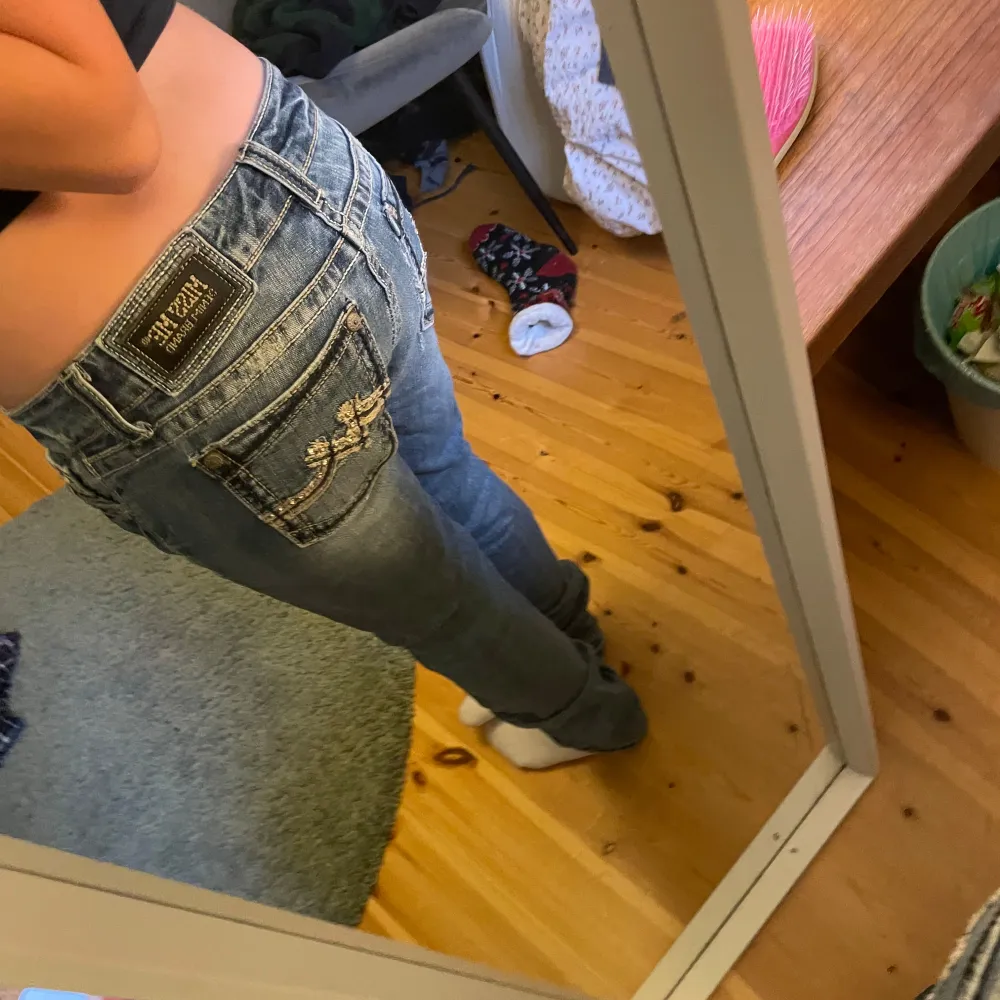 Jätte fina miss me jeans för bra pris!!! Pris kan diskuteras!! Storlek 29!!Tighta där nere, och har ett lite hål men syns inte så bra. Långa på mig som är 1,62. Skriv för mer info💗 (Köparen står för frakt). Jeans & Byxor.