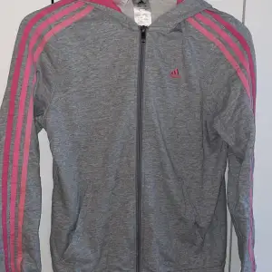 Söt adidas kofta i grå och rosa. Stl 170. Sitter som XS. Bra skick!