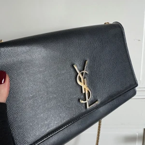 Ysl väska Kate medium  - Nypris idag: 21 400kr Mitt pris: 14 000