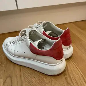 Alexander mqueen sneakers, storlek 38, köpt på plick, äkta, väl använd, köpt för 1000, pris kan diskuteras, super fin, säljer eftersom ja vill ha ett par svarta. 