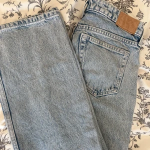 Weekday jeans  - Säljer dessa skit snygga Weekday jeans i modellen arrow! Har nån fläck på en av backfickorna, skriv för fler bilder elr frågor😇