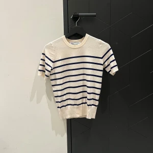 beige tröja med mörkblåa ränder - tröjan är använd en gång, mycket bra skick 