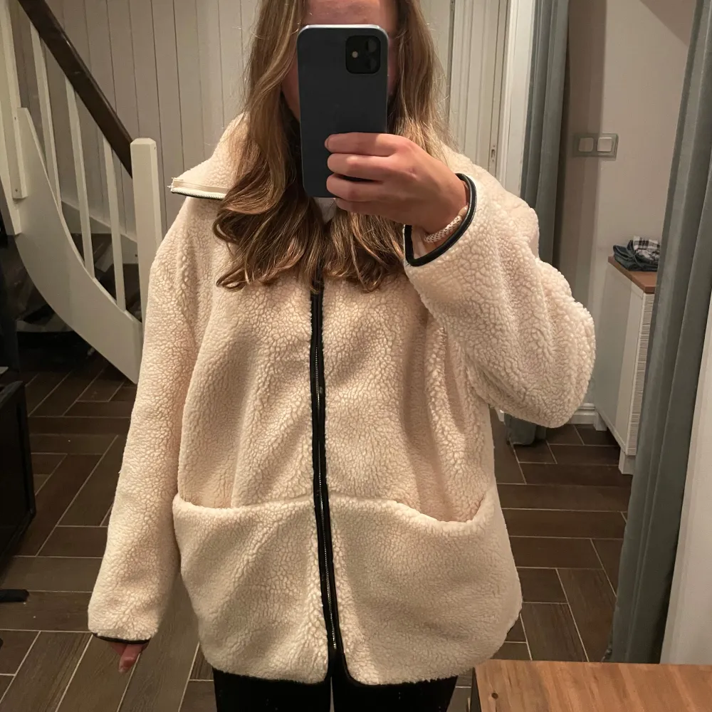 Vit/Beige teddyjacka från Boohoo. Storlek M, jag är 170cm. Helt oanvänd med prislappen kvar, då jag beställde fel storlek. Nypris 884kr.. Jackor.