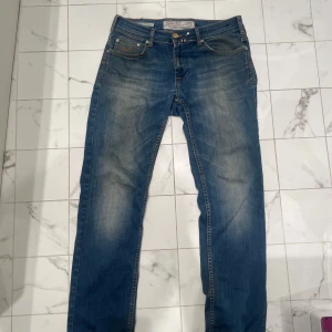 Jacob Cohen jeans - Ett par väldigt fina Jacob Cohen jeans i storlek 30. Äldre modell som inte går att få tag på längre. Pris kan diskuteras vid snabb affär