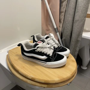 Vans knu skool - INTRESSEKOLL på mina Vans knu Skool i storlek 38, säljer då dom inte används längre 💞💞