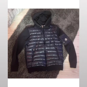 Moncler cardigan  - Säljer min fina cardigan som är helt ny, följer med påse. Stl L men passar M