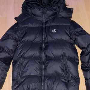 CK puffer jacket nyskick  - Typ helt ny puffer jacket storlek M/S använd ca 2 gånger kan tänka mig gå ner nått i pris kolla gärna in andra annonser nypris ca 3000 kvitto finns ej men finns konto utdrag 