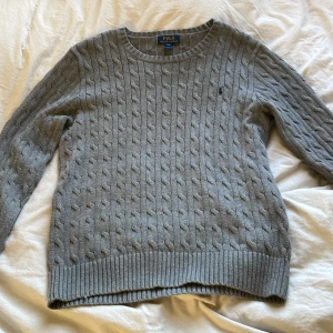Polo Ralph Lauren stickad tröja - Säljer nu denna fina stickade crewneck från Ralph Lauren i grå färg. Tröjan har använts sparsamt och är i väldigt bra skick. Storleken är S i herrstorlek. Nypris är 2200, mitt pris endast 749! Skriv vid frågor eller funderingar!☺️