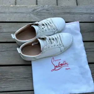  Hej! 👋 Säljer nu dessa loubs 👟 | Använt skick men har mycket kvar att ge ✨ | Storlek: 43 📏 | Nypris: 8000 💵 | Mitt pris: 700 💸 | skinnet på ena skon har gått upp litegrann men det är lagat med skofärg nu💯| Dustbag medföljer 👜Skicka PM vid frågor!🎯👑