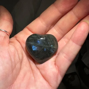 Kristall hjärta i labradorit  - Vackert hjärta i labradorit. Olika skimmer/färger beroende på hur ljuset faller. Nypris ca 160:-