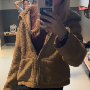 Teddy jacka hm - Intressekoll!! jätte populär jacka kan även tänka mig byta mot en annan färg vilken som🫰🏼strl L men sitter som en s på mig som har xs och är 165❤️‍🔥