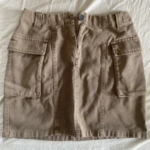 Cargokjol  - Ljus brun cargokjol. Mycket fickor och sitter jätte snyggt 💋Aldrig använd 