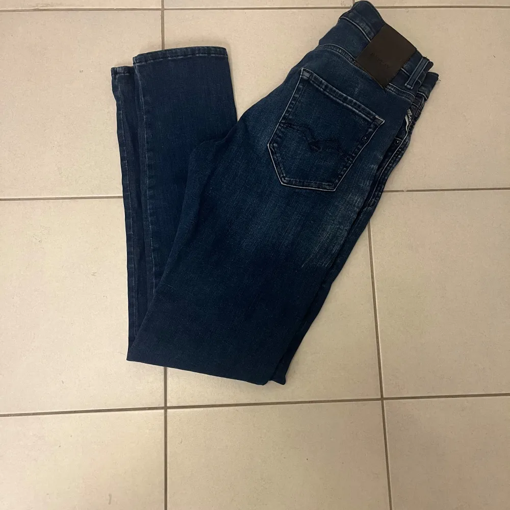 Tja säljare mina replay mickym jeans som ej kommer till Användning längre.  Storleken är 29W 32L, tveka inte och hör av dig om frågor! 1900kr nypris . Jeans & Byxor.