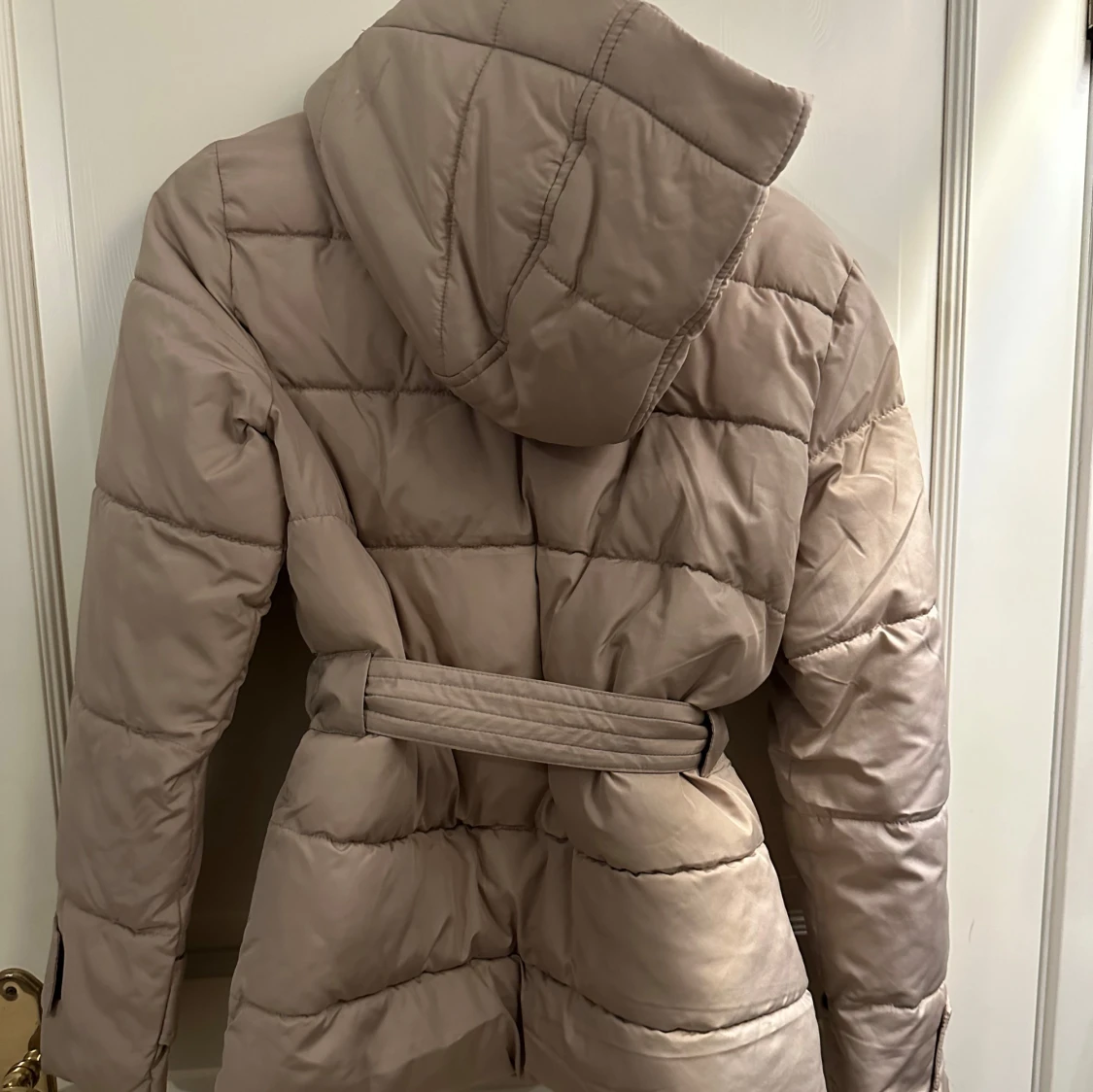 Beige quiltad pufferjacka med bälte - 90