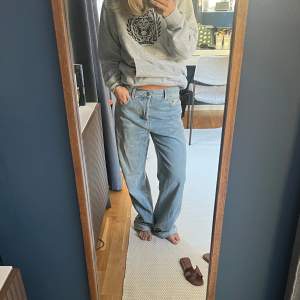 Baggy Jeans från zara som sitter så snyggt loose. 