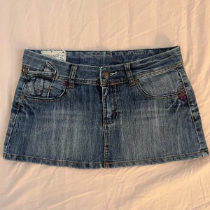 Low-waist jeanskjol - mid-blue minijeanskjol från Blanco Jeans. Köpt second hand I Spanien. Perfekt skick, low-waist, y2k, midja: 85cm