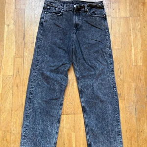 Weekday Galaxy jeans - Svarta Weekday galaxy jeans i storlek 29/32. Lite heelbite annars bra skick.