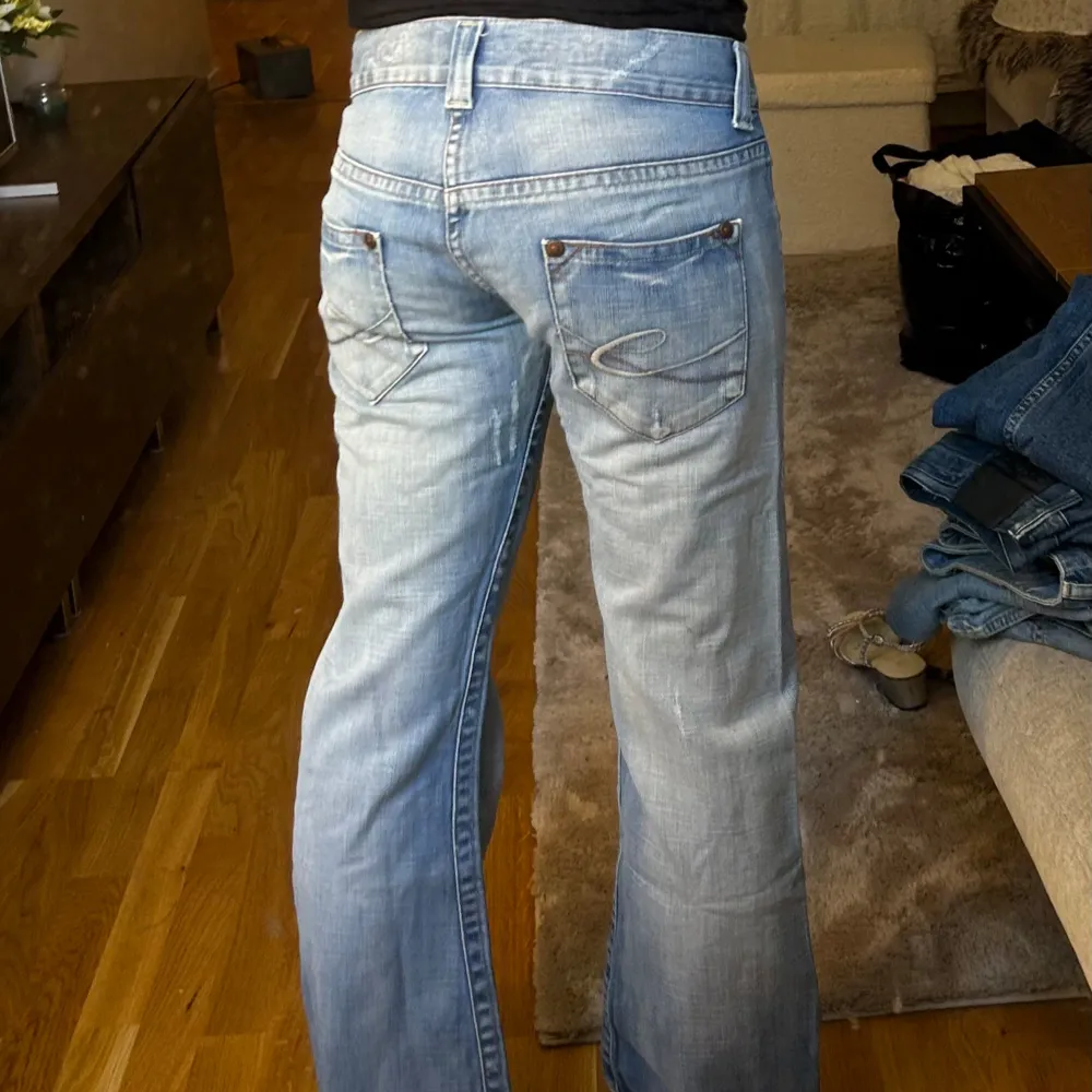 Såå fina lågmidjade bootcut jeans från Espirit 💕 Jag är 163 cm och de är perfekt längd för mig 🫶🏻  Midja: 38 cm ( tvärs över)  Innerbenslängd: 75 cm . Jeans & Byxor.