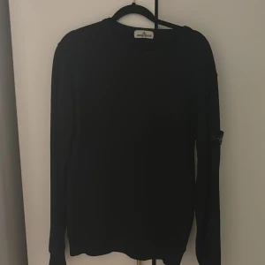 Stone island tröja - Säljer en Stone island i färgen marinblå storlek 170/S. Nypriset ligger runt 2000-2500. Vid frågor/ funderingar kontakta gärna säljaren.
