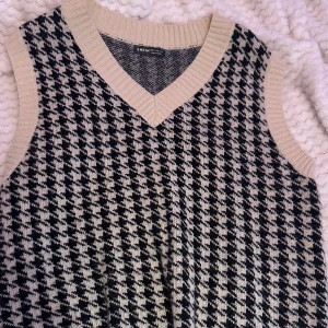 Shein Houndstooth sweater vest - Använt bara en gång. Superfin kvalité och kan stylas på många olika sätt. 