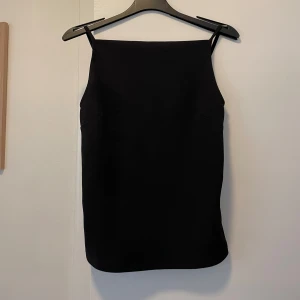 Linne  - Linne med båtringning och smala axelband. Endast använd 1 gång, nypris 199kr