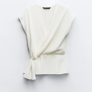 Zara blus  - Trendiga blusen från zara! Den är lite kräm färgad/vit🥰 i super fint skick, använd 2 gånger! Skriv för fler frågor💗