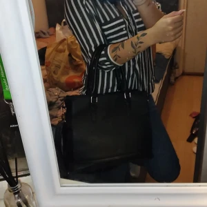Svart elegant väska  - Rymmer mycket, inga slitage och är såå elegant 