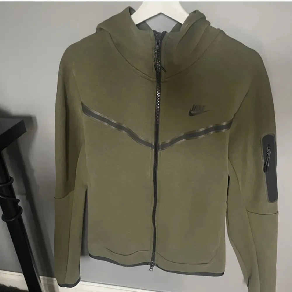 Nike tech grön med hoodie och byxor . Hoodies.