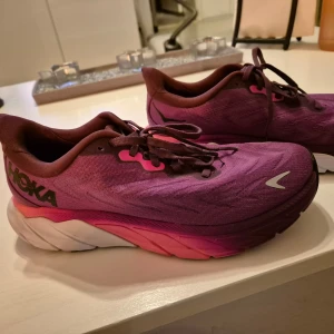 Hoka skor strl 40  - Som nya. Enbart använda en gång. För små