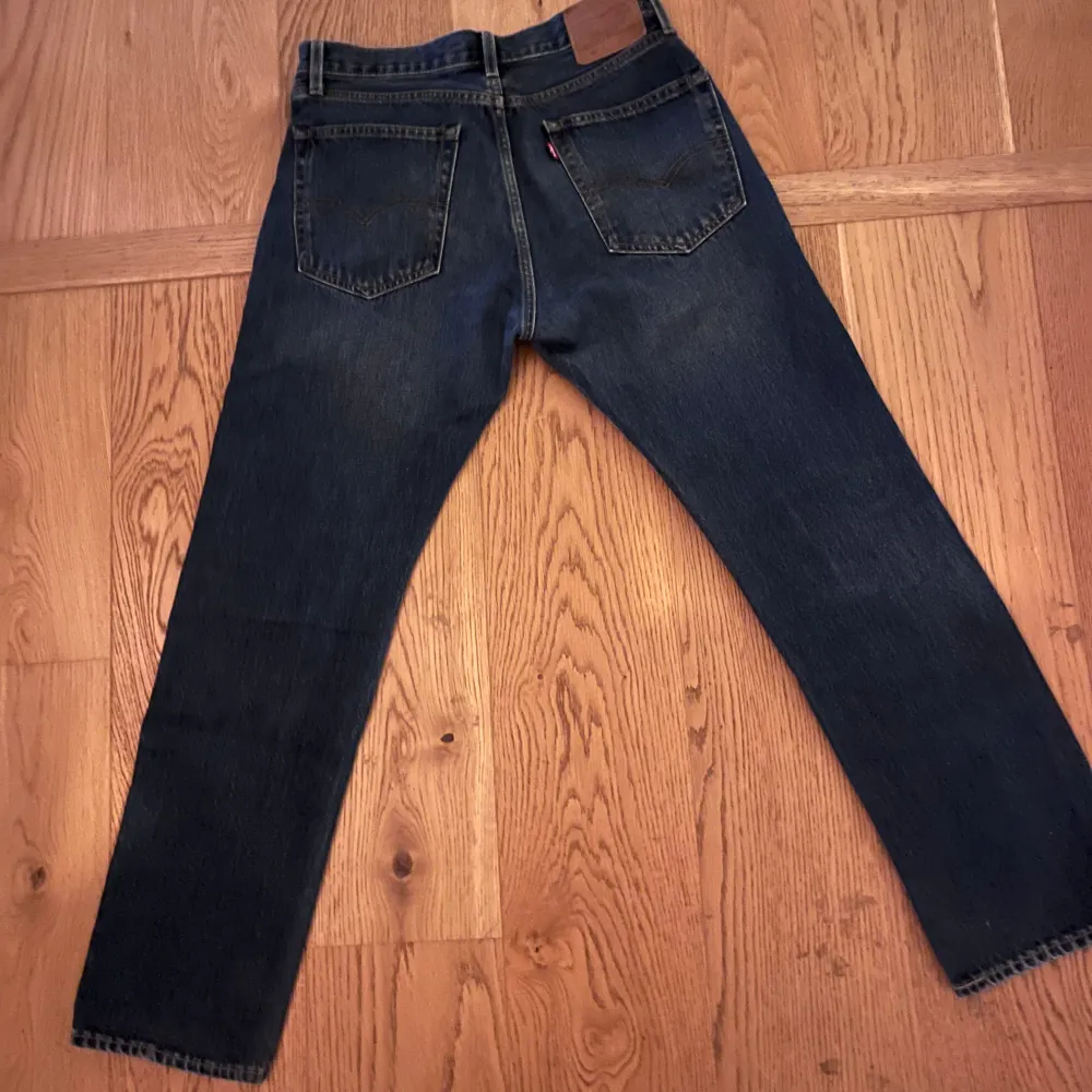 Säljer Levis 551 Z Jeans i W31 L32. Jeansen är knappt använda och i bra skick. Priset är inte hugget i sten så tveka inte att höra av dig. Jeans & Byxor.