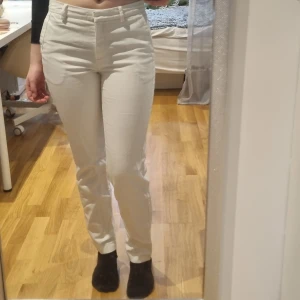 Kostymbyxor - Ett par vita kostymbyxor :)  Midjeomkrets: 75cm Innerbenslängd: 71cm