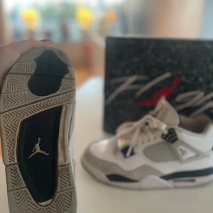 Jordan 4  - Ett par jordan 4 military black. Storlek 40. Andvänt några gånger men är fortfarande i bra skick. Skriv i dm om du är intresserad🤍