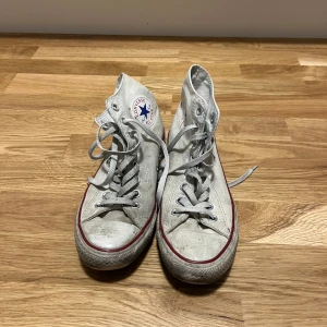Vit converse skor - Vita Converse skor som är i bra skick men smutsiga. Blir jättebra efter man har tvättat dem