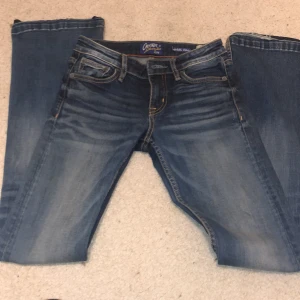 Säljer as snygga lowwaist jeans💘💘🌟🌟 - Jätte snygga lowwaist bootcut jeans som jag har sprätt upp där nere för de va för små men annars i bra skick💘💘🌟🥰