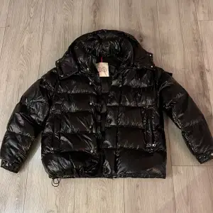 Moncler Maya Storlek 5 / XL Bra skick.