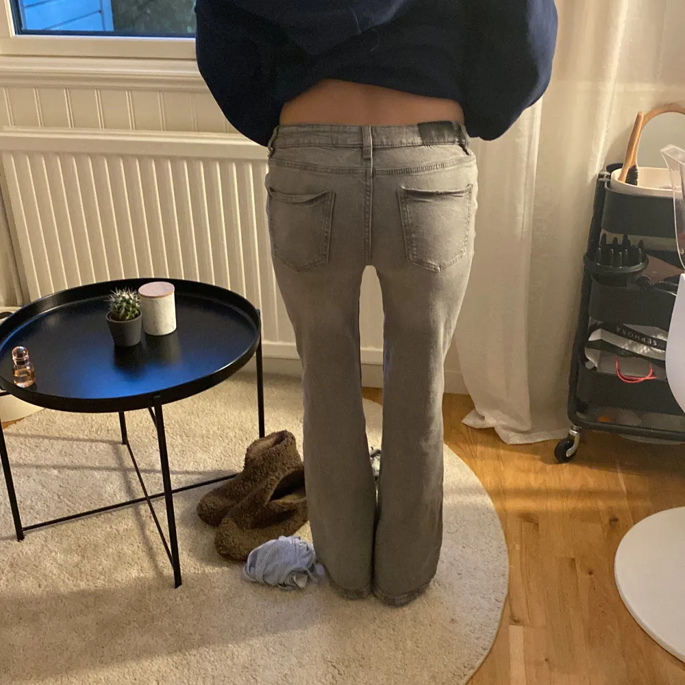 snygga lågmidjade bootcut jeans, ljusgråa. Mycket bra skick! Endast använt 4 ggr. Priset kan ändras. säljer pga för små💓💓. Jeans & Byxor.